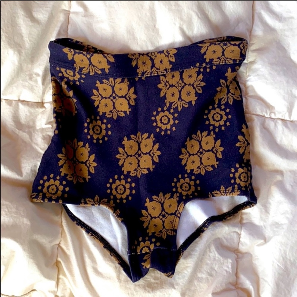 Novella Royale Booty Shorts Size Small EUC